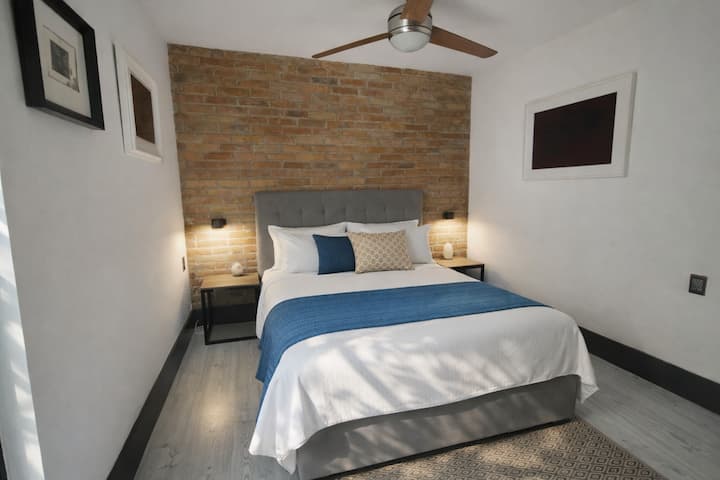 Manželská posteľ v spálni.