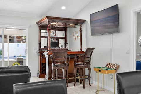 Successful Airbnb property: Pool Tiki Bar Sleeps 12 Near Stadium & Bush Garden in Lowry Park Central