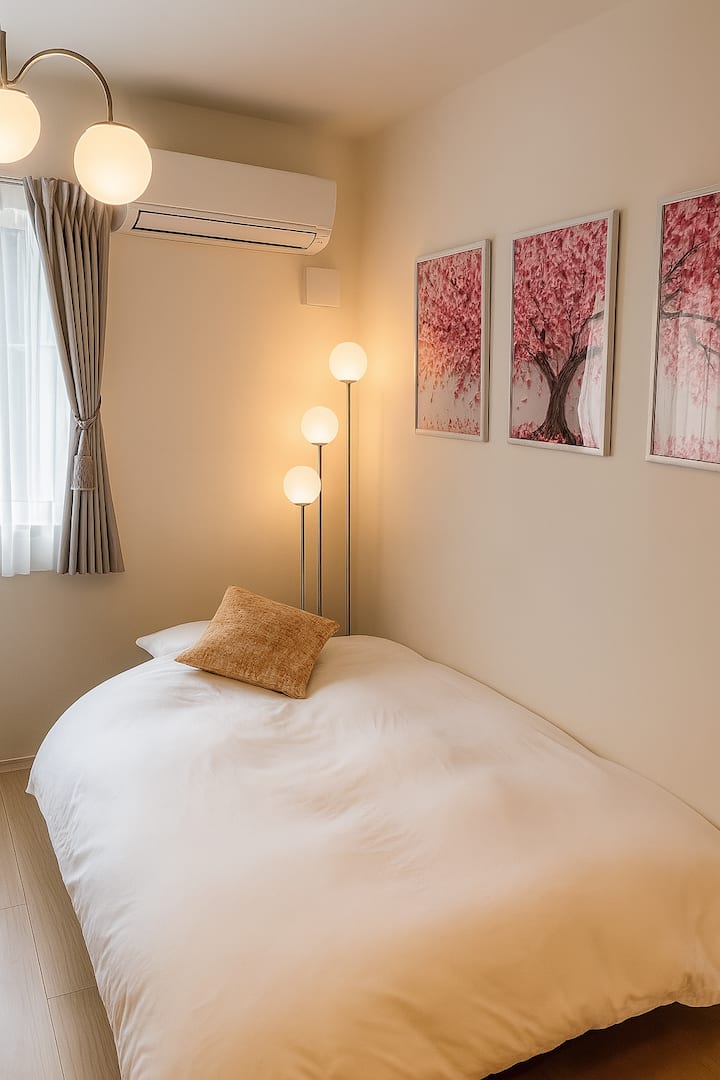 Sofa na razvlačenje ima madrac visoke otpornosti umjerene tvrdoće, pa je vrlo udobna za spavanje.