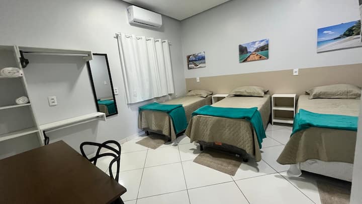 3张全新舒适的床、全新中央空调、遮光帘、带灯的桌子/书桌和衣柜。