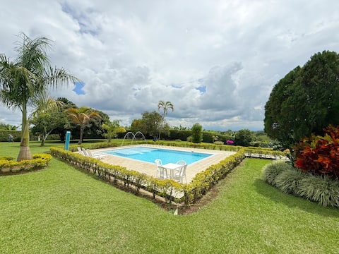 Nice property in Pereira with pool and air conditioning.