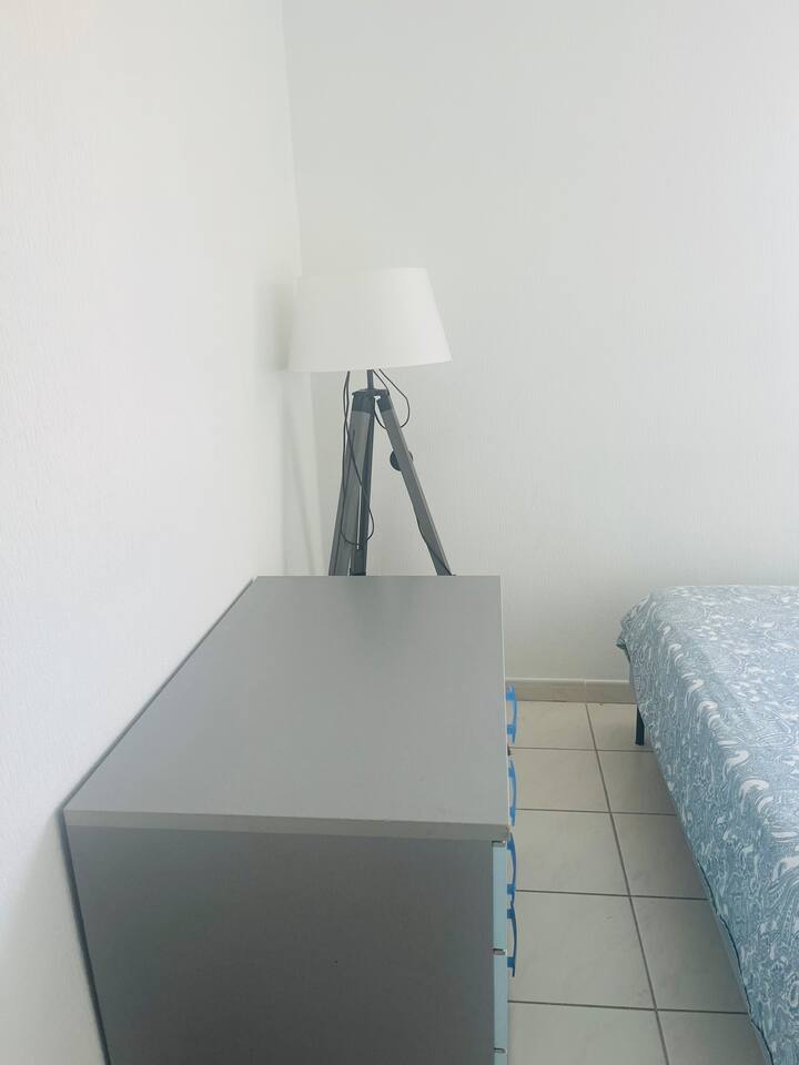1 kommode til din rådighed til opbevaring af dit tøj