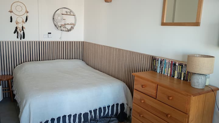 En el dormitorio hay una cama doble de 140 x 190, 2 almohadas, edredón y una cómoda a su disposición.