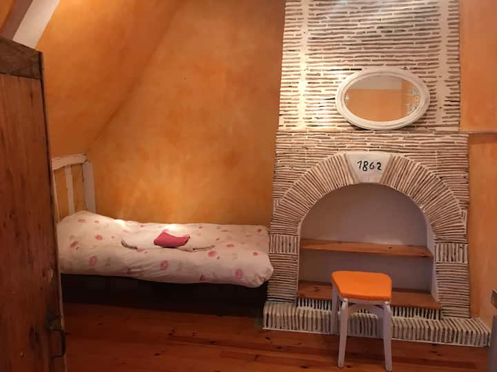 חדר שינה עם מיטה נפתחת