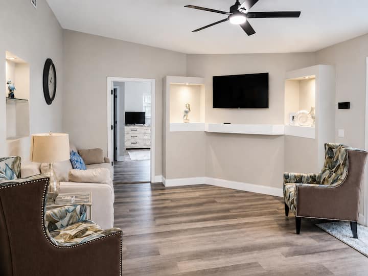 Honu Hideaway, Daytona Speedway, Sleeps 8 - Daytona Beach, FL