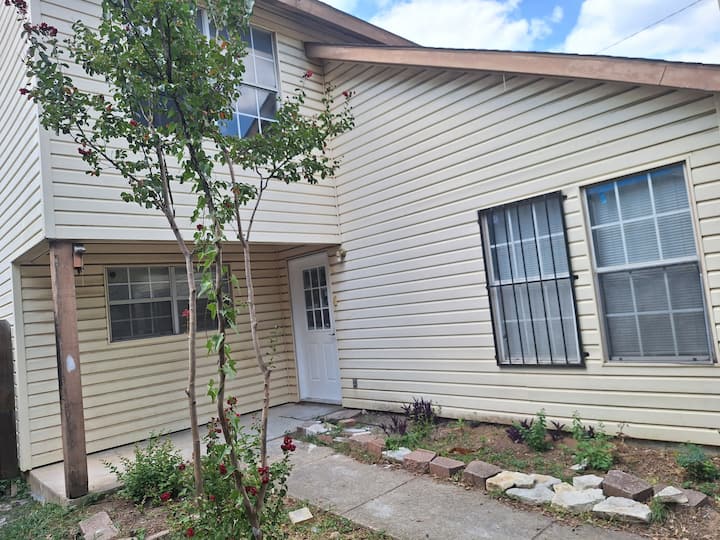 Vacation Ready 4 Bed 2.5 Bath Home. - Dallas, TX