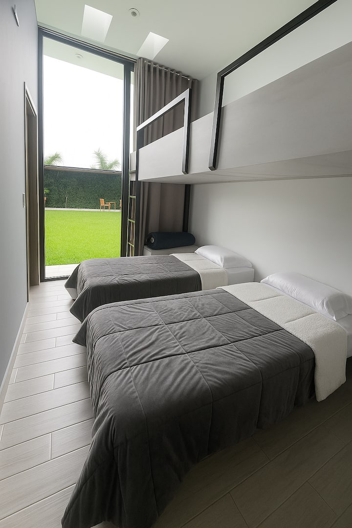 ห้องนอนพร้อมเตียง 4 เตียงครึ่ง + ห้องน้ำส่วนตัวพร้อมน้ำร้อน + ตู้เสื้อผ้า (4 คน)