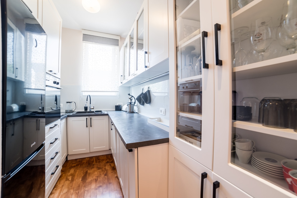 Maison Eleven – 2BDR | Balcony & Parking | Center