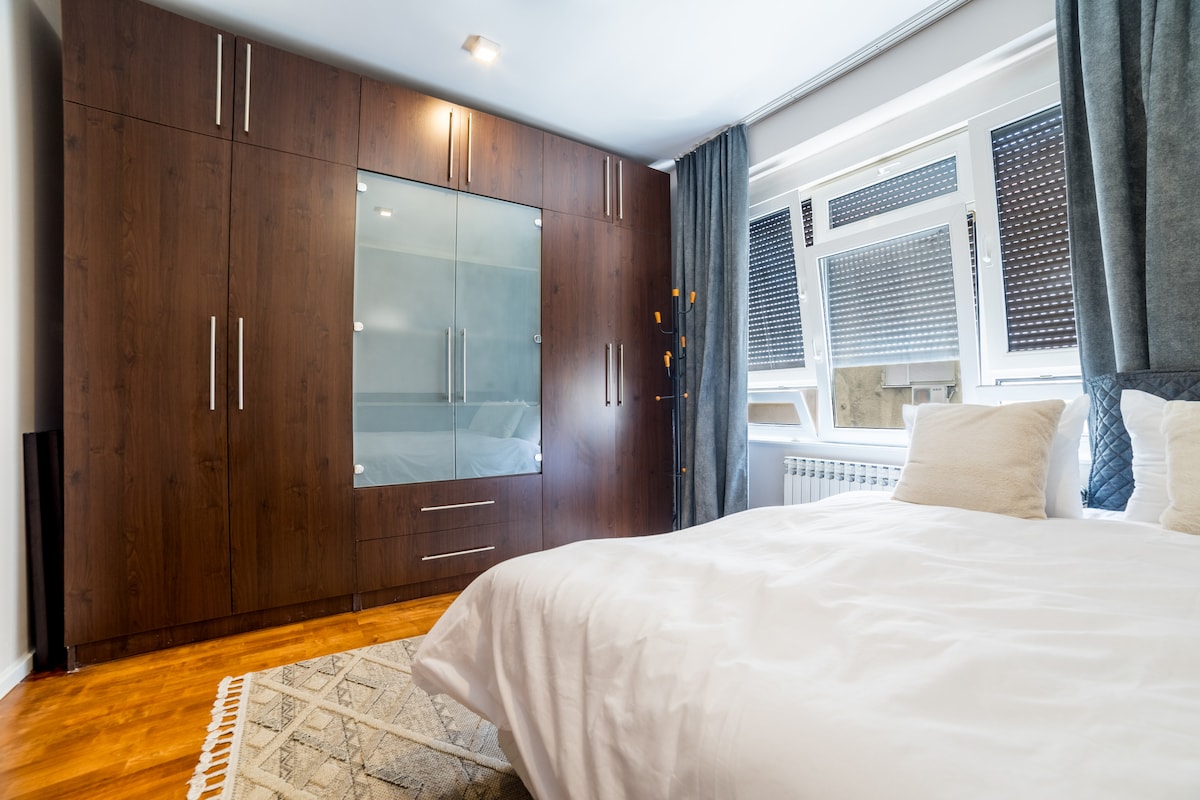 Maison Eleven – 2BDR | Balcony & Parking | Center