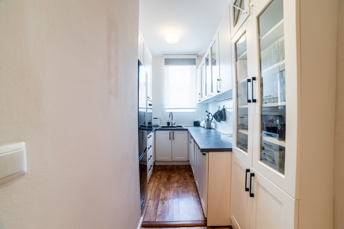 Maison Eleven – 2BDR | Balcony & Parking | Center