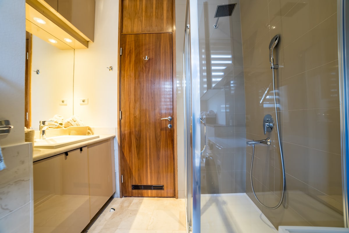 Maison Eleven – 2BDR | Balcony & Parking | Center