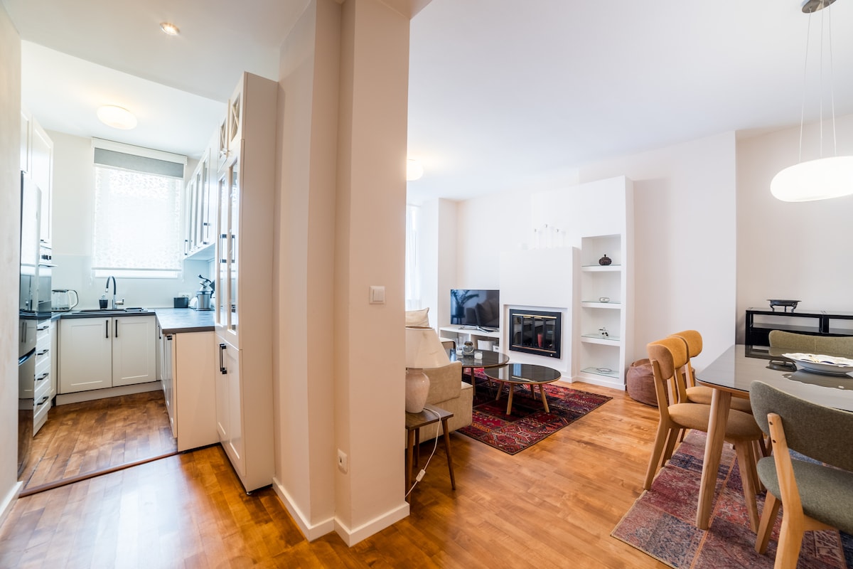Maison Eleven – 2BDR | Balcony & Parking | Center
