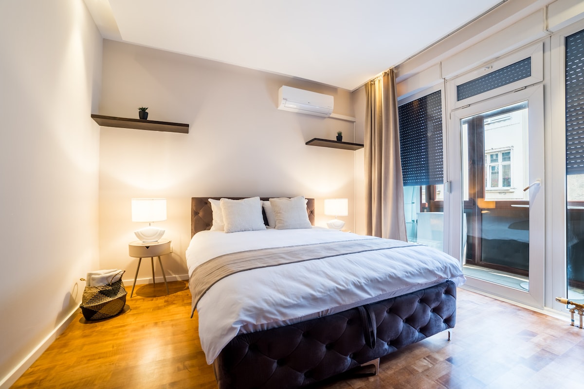 Maison Eleven – 2BDR | Balcony & Parking | Center