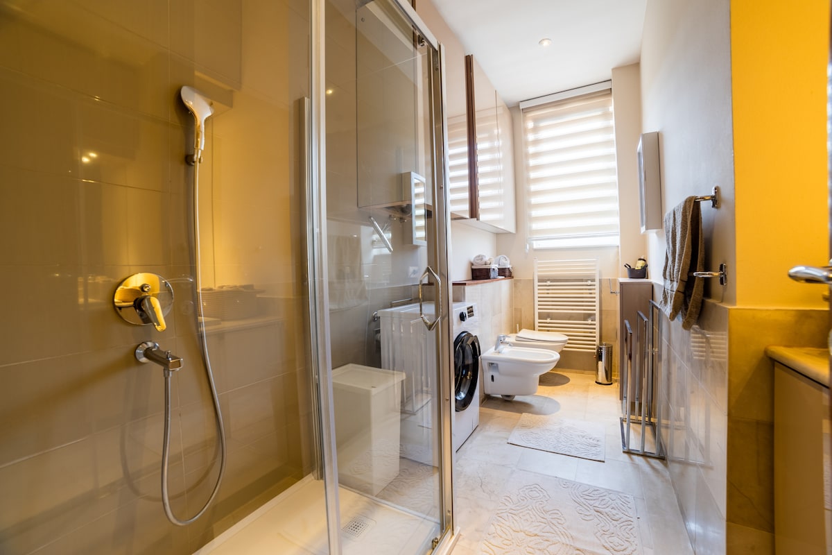 Maison Eleven – 2BDR | Balcony & Parking | Center