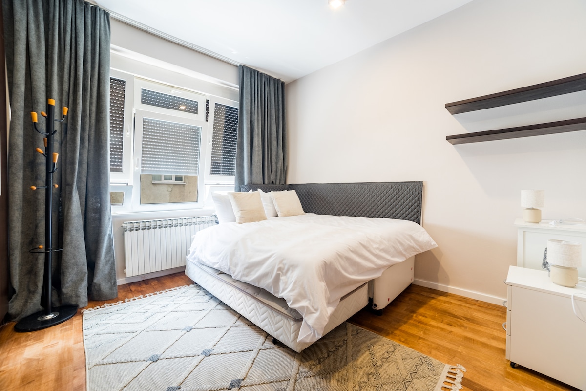 Maison Eleven – 2BDR | Balcony & Parking | Center