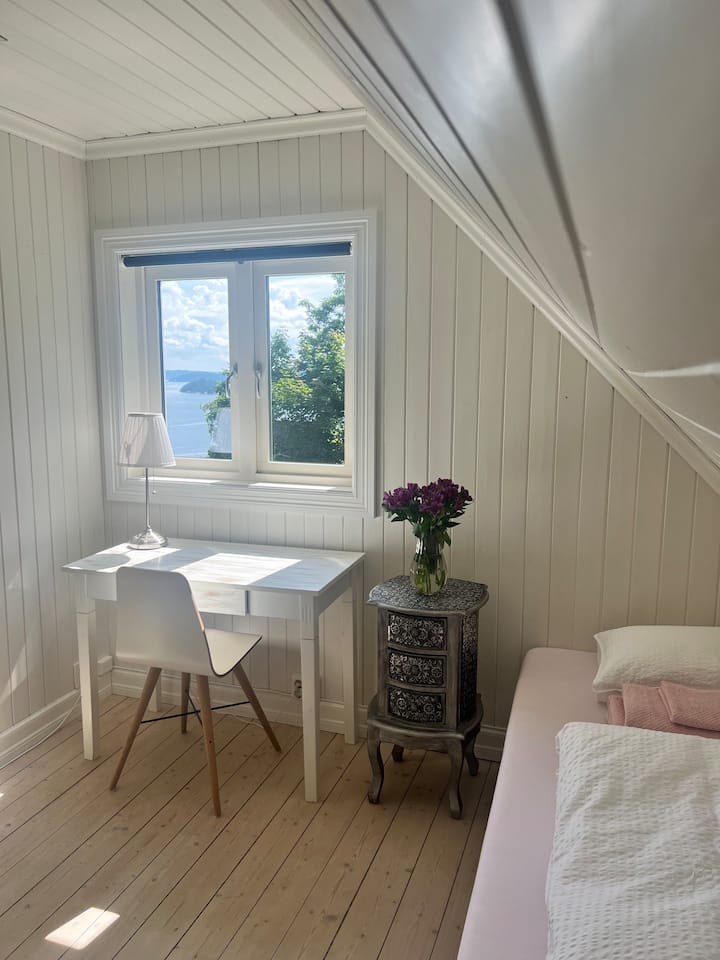 Une retraite tranquille avec vue! Cette chambre dispose d'un petit lit queen size (120 cm de large) et d'un espace de travail fonctionnel, vous permettant de profiter à la fois de la productivité et de la détente avec une belle toile de fond.