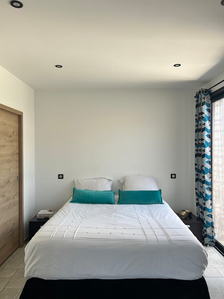  Главен апартман со соблекувална и приватна бања. Тераса 
