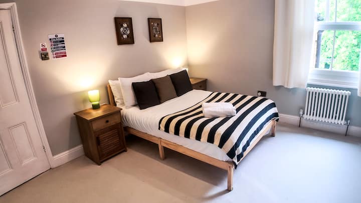 Queens Retreat: Chic 3-bed, Sleeps 6, Parking X2 - Lincoln