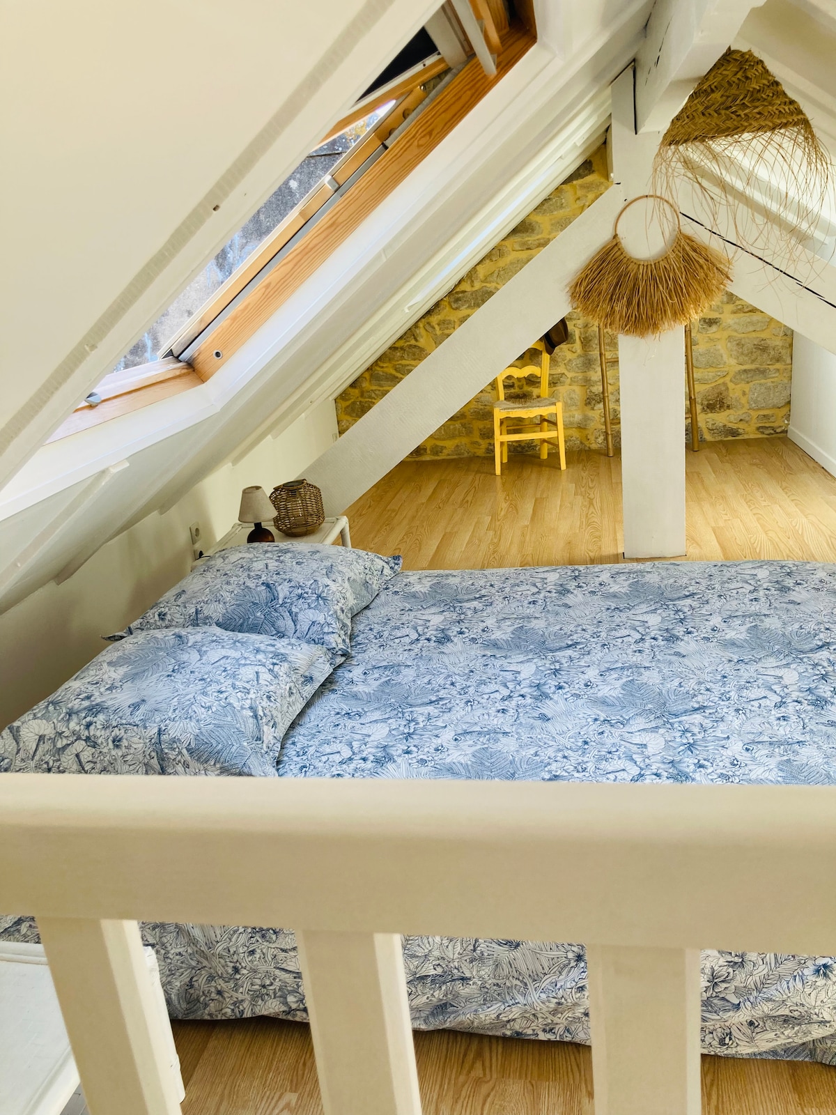 Dari ya chumba imeteremka, iko chini sana 