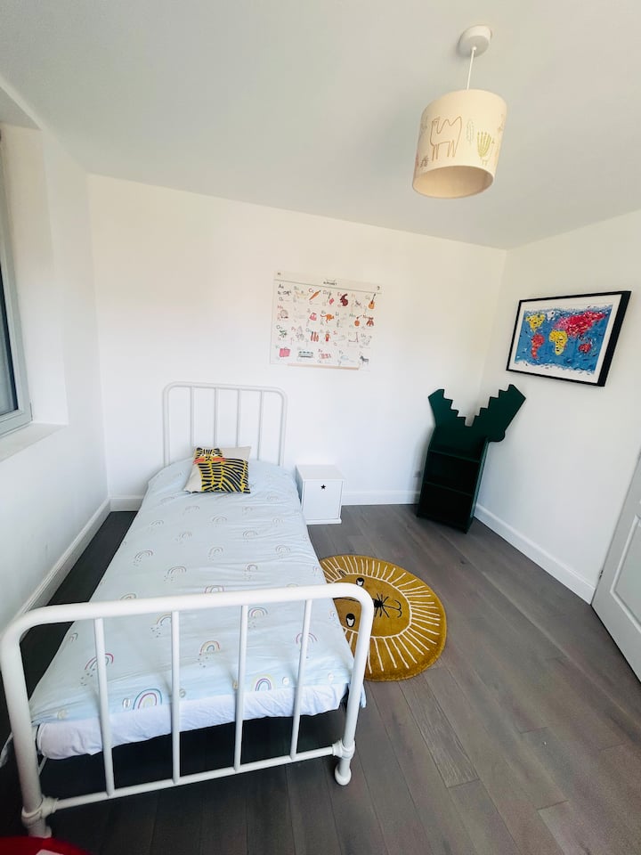 Habitación individual para niños fuera del comedor 