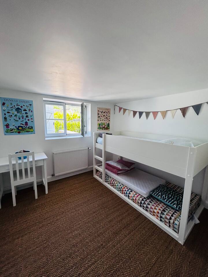 Habitación con literas para niños en la planta baja