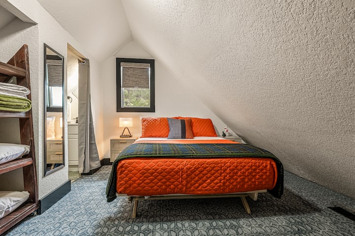 سرير كامل الحجم.