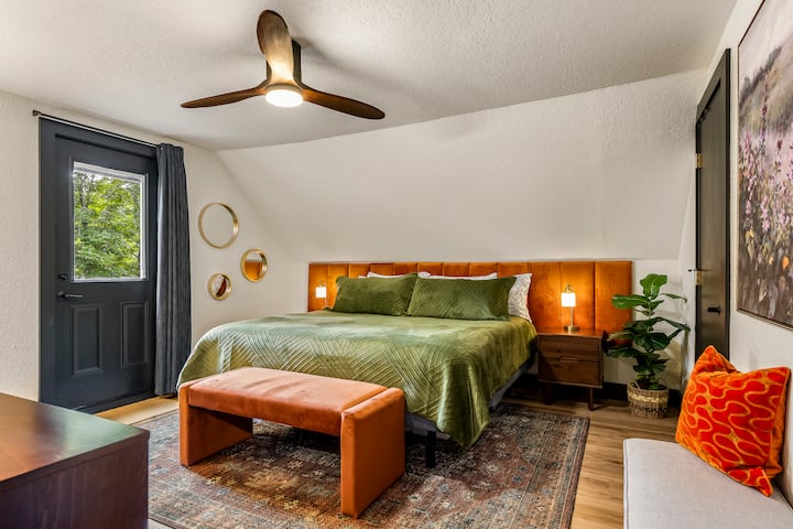 سرير كبير مع قاعدة قابلة للتعديل.