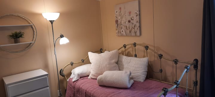 Оваа соба има удобен дневен кревет кој може да го извадите уште еден близнак за да ја направите двоен кревет. 