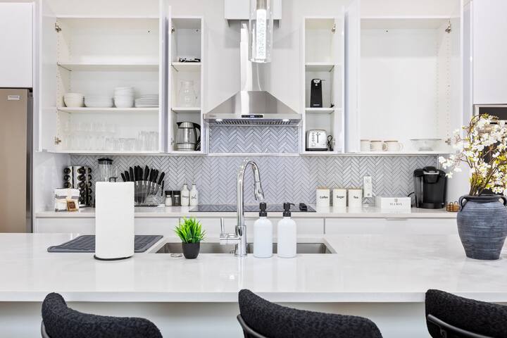 entire house w/hottub, FREE game gallery image 5