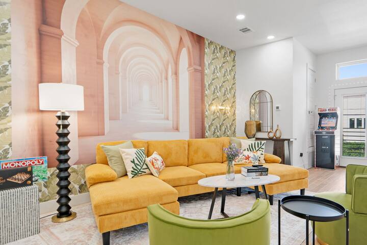 entire house w/hottub, FREE game gallery image 3