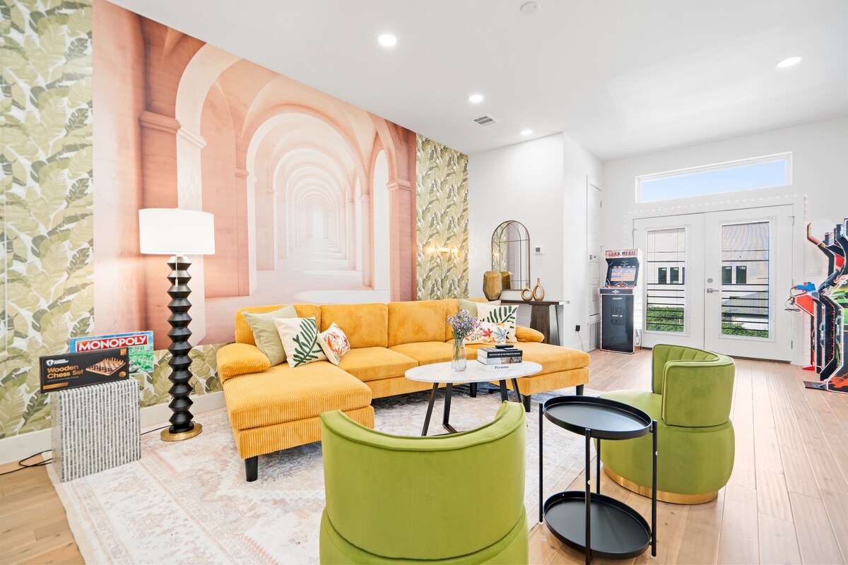 Top Airbnb: Duplex house w/hottub, FREE game in Muncie