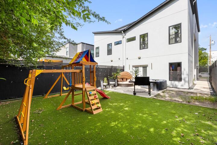 entire house w/hottub, FREE game gallery image 2