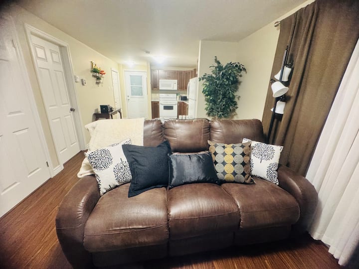Comfy 2-bedroom Getaway •65 Inch Tv & Free Parking - カナダ セント・ジョンズ