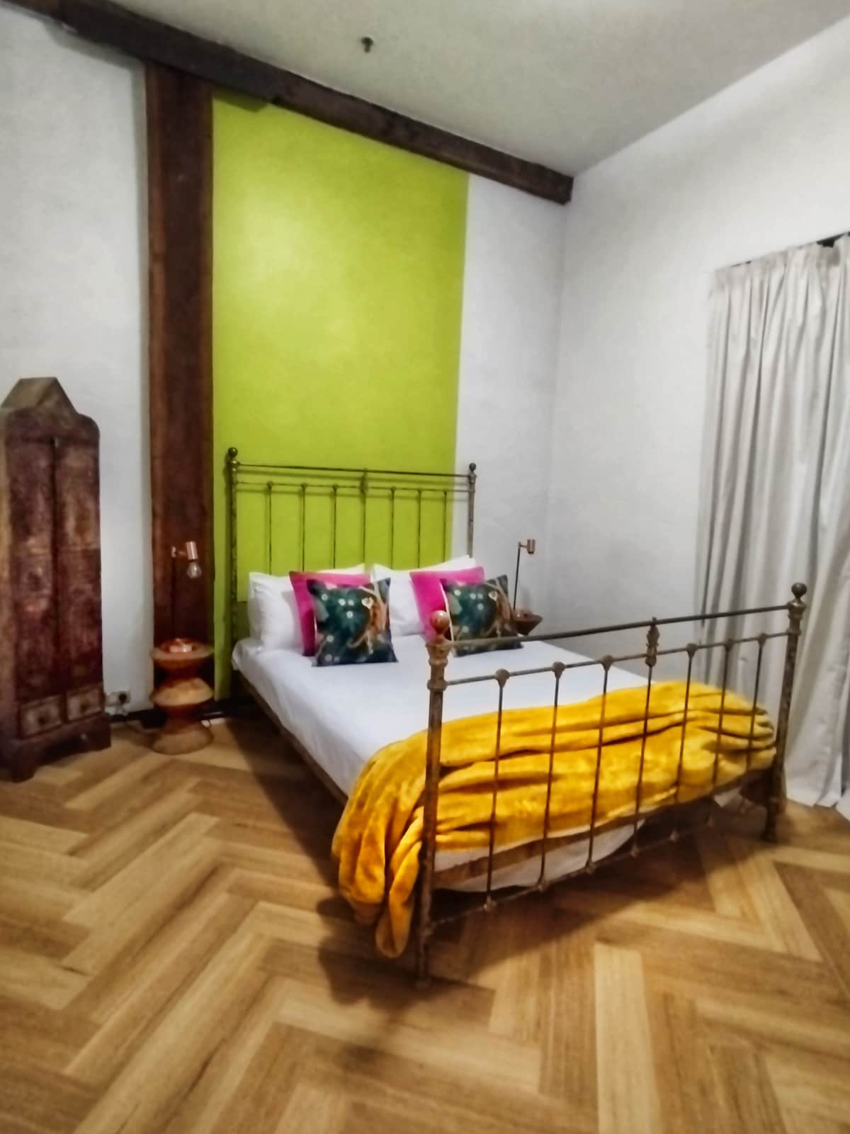 卧室采用清新大胆的设计，配备一张传统的金色黄铜复古风格的标准双人床。