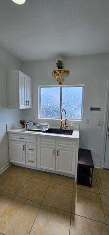 Near LAX, 4 beds, 2 bedrooms, FREE Laundry gallery image 4