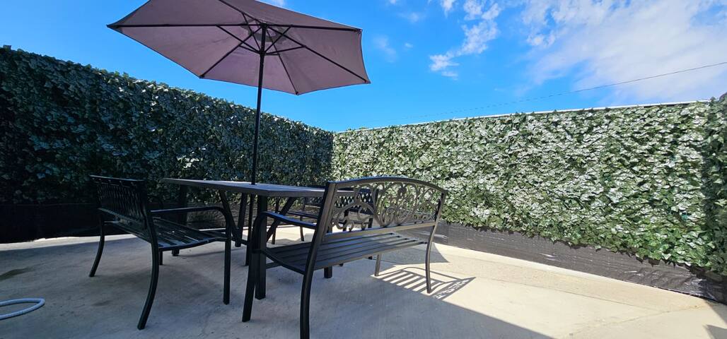 Near LAX, 4 beds, 2 bedrooms, FREE Laundry gallery image 3