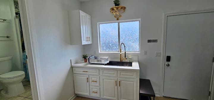 Near Lax, 4 Beds, 2 Bedrooms, Free Laundry - South Gate, CA