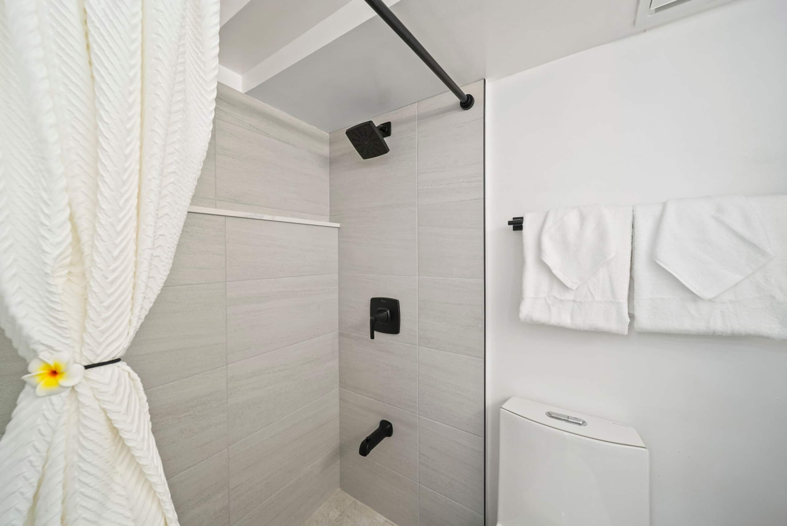 Ocean Breeze Waikiki Studio - Photo 19