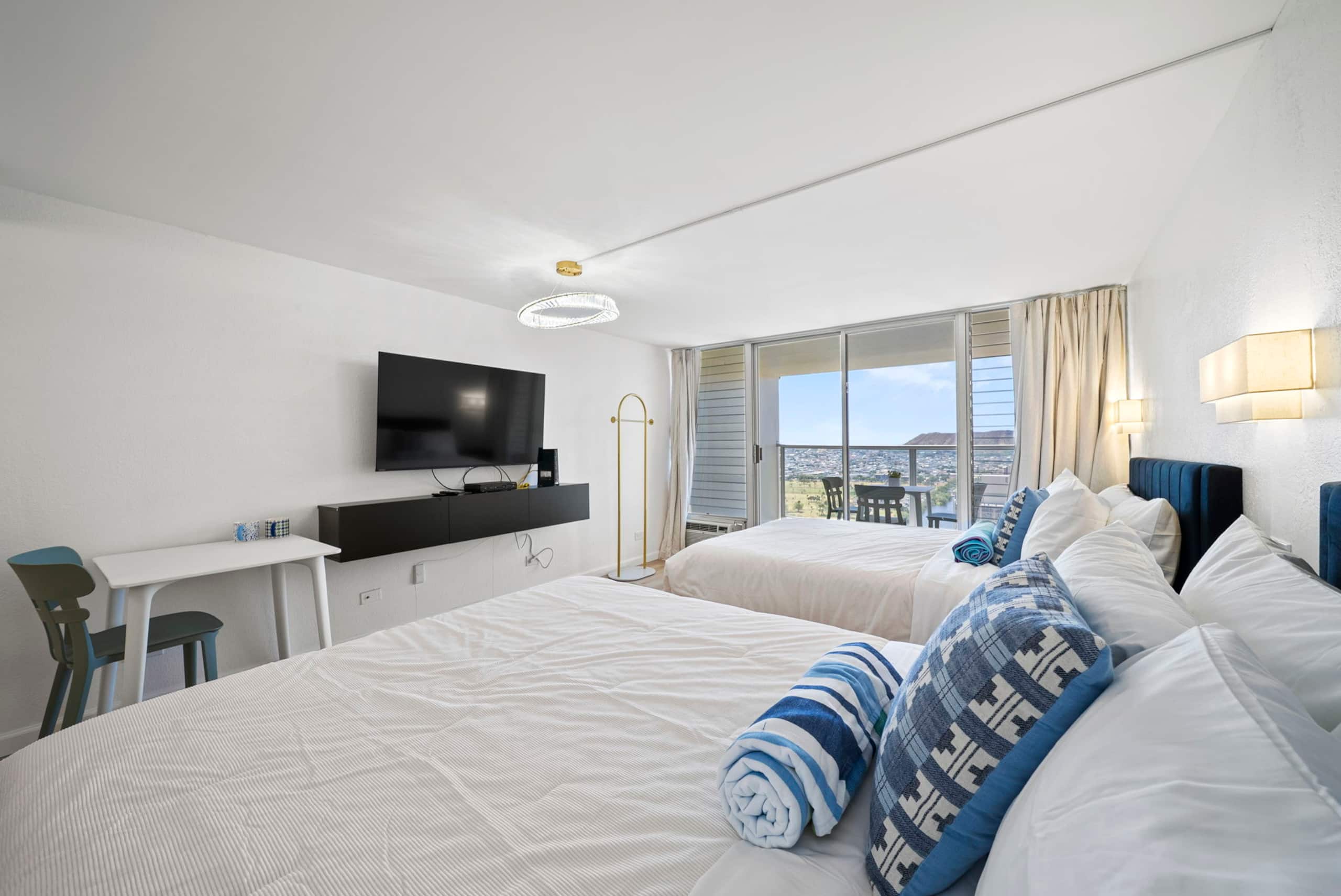 Ocean Breeze Waikiki Studio - Photo 17