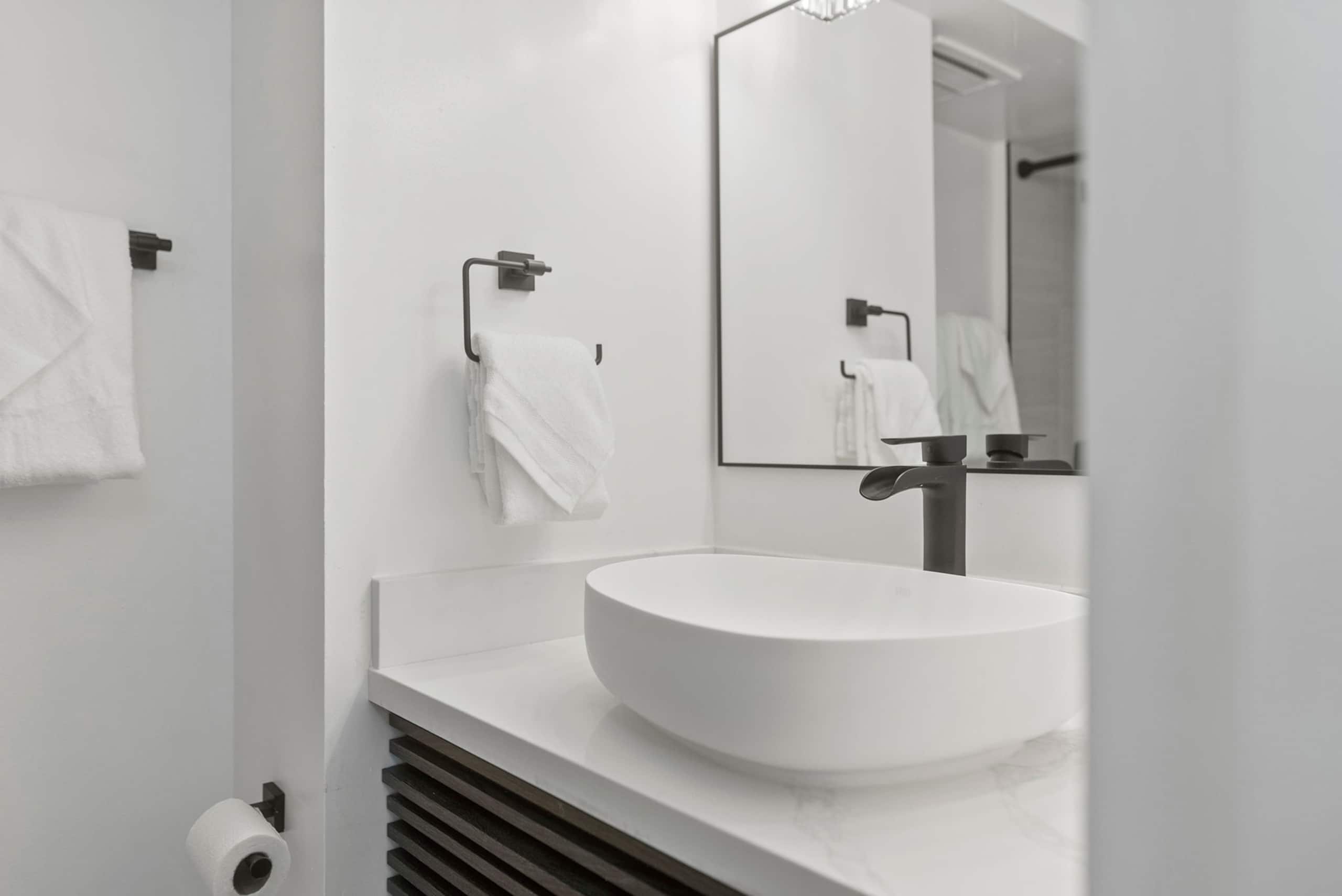 Ocean Breeze Waikiki Studio - Photo 18