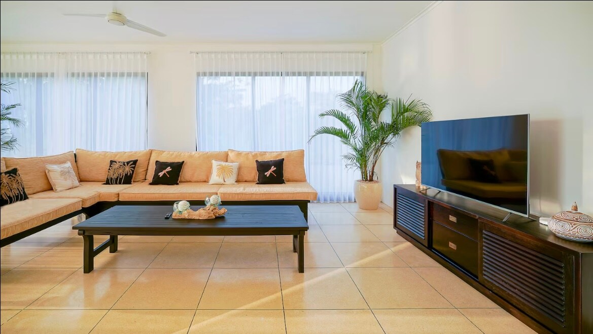 Villa in South Kuta · 3 bedrooms · 4 beds · 3.5 private baths, comparable Airbnb