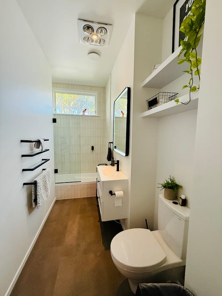 Full bathroom image 1