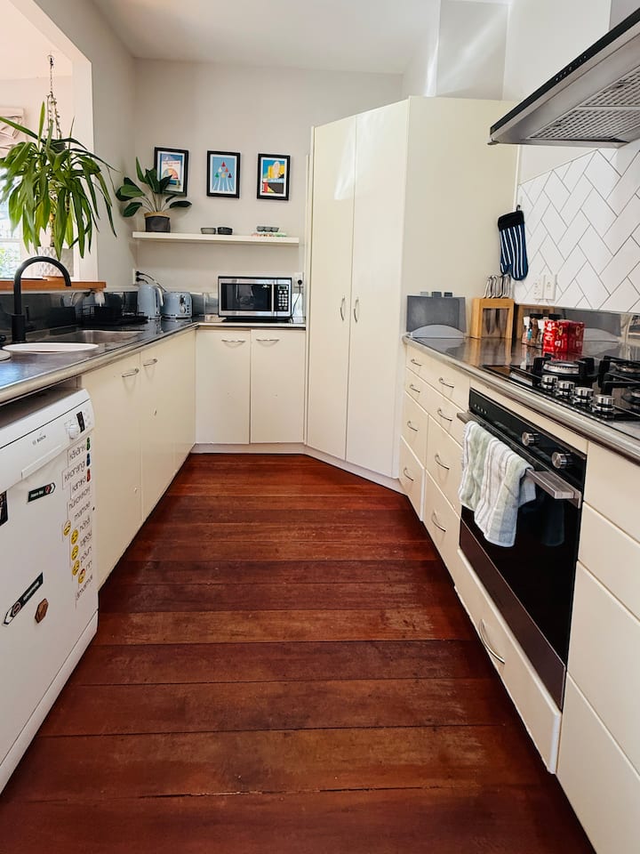 Full kitchen image 1