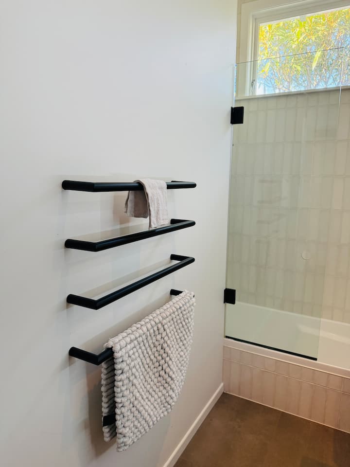 Full bathroom image 3