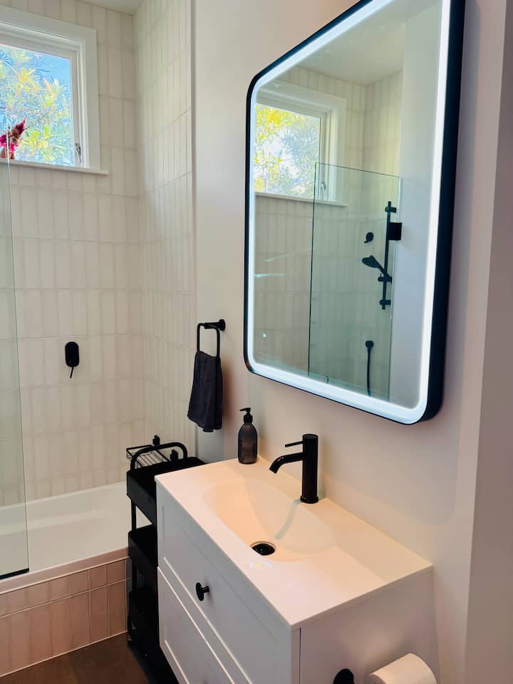 Full bathroom image 2