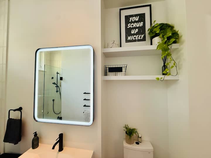 Full bathroom image 5