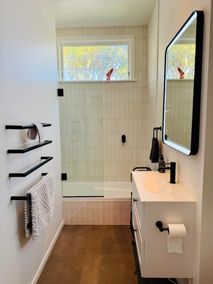 Full bathroom image 4