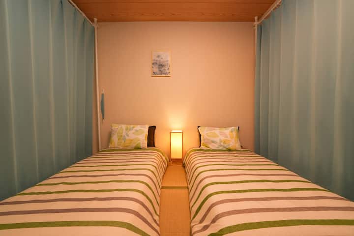 ห้องพักถูกกั้นด้วยม่าน และสามารถเพิ่มเตียงได้สำหรับผู้เข้าพักมากกว่า 6 คนเราเพิ่มม่านเพื่อเพิ่มความเป็นส่วนตัวให้ผู้เข้าพัก