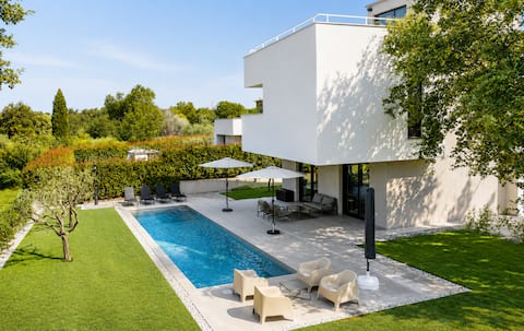 Gorgeous 4* Villa | Heated Pool | Rooftop Sea View