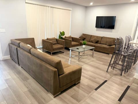 Popular Airbnb listing: Large 2/2 near the beach in Riviera Beach